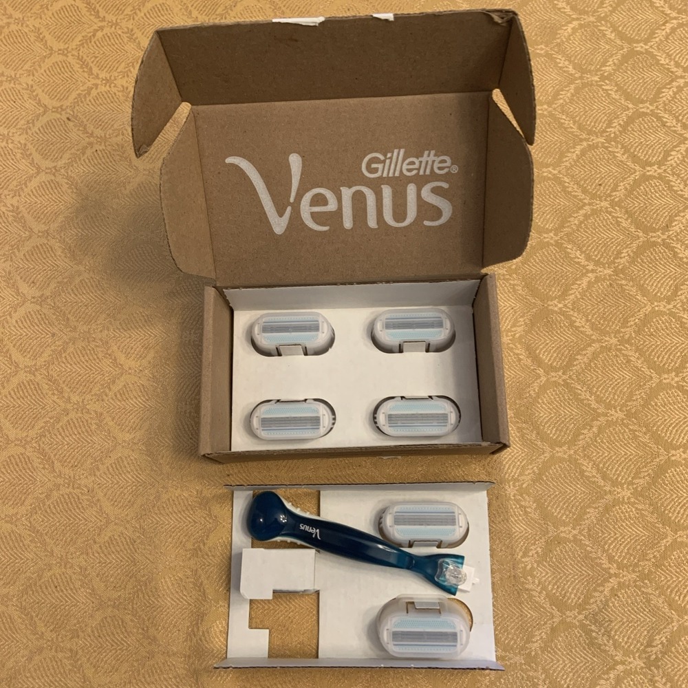 Gillette Venus Smooth Women's Razor Handle + 6 Refills with Soft-Grip Gel Handle